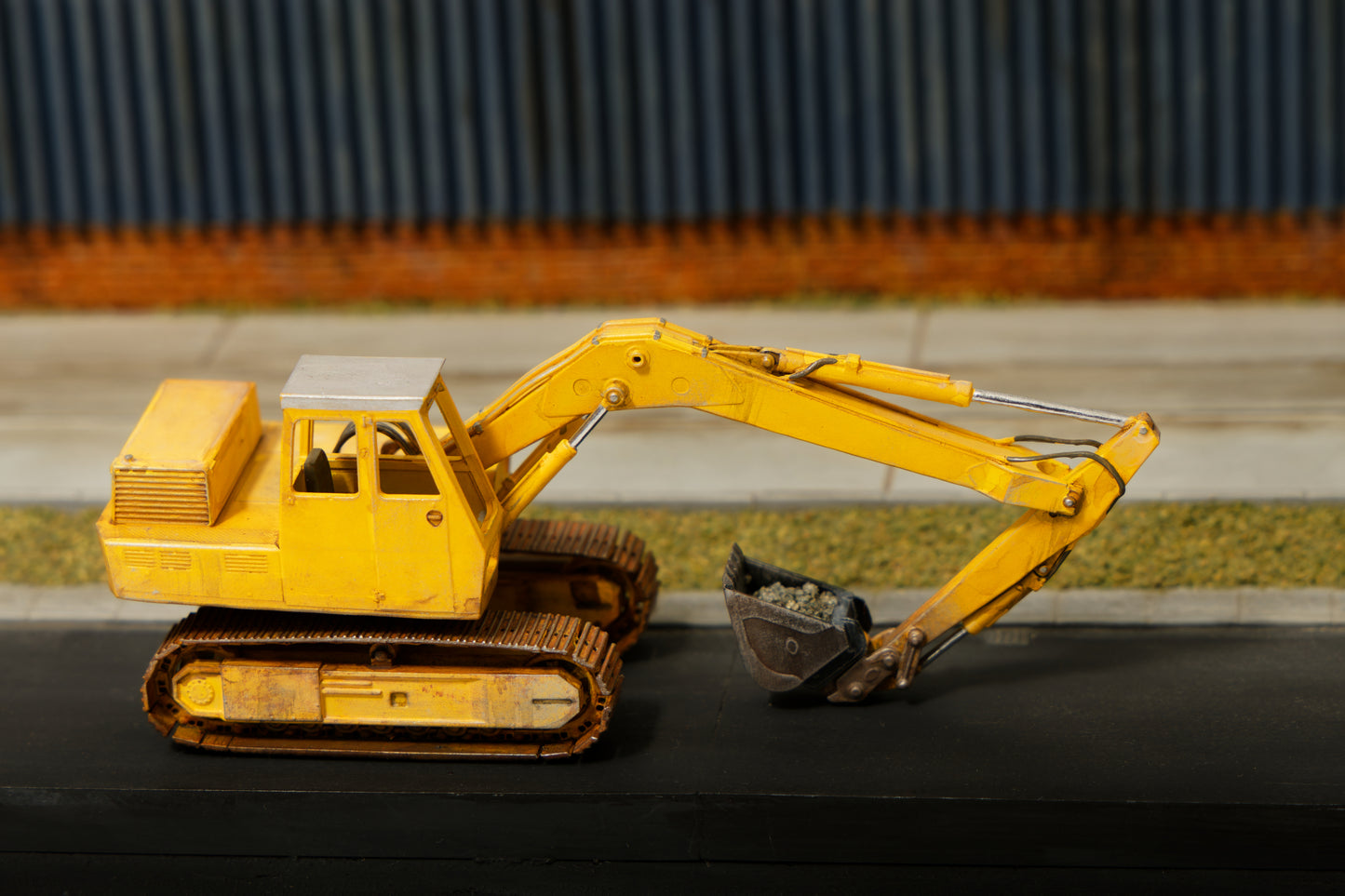 Hand Painted & Weatherd Hymac 580c- OO Gauge / 1-76 Scale