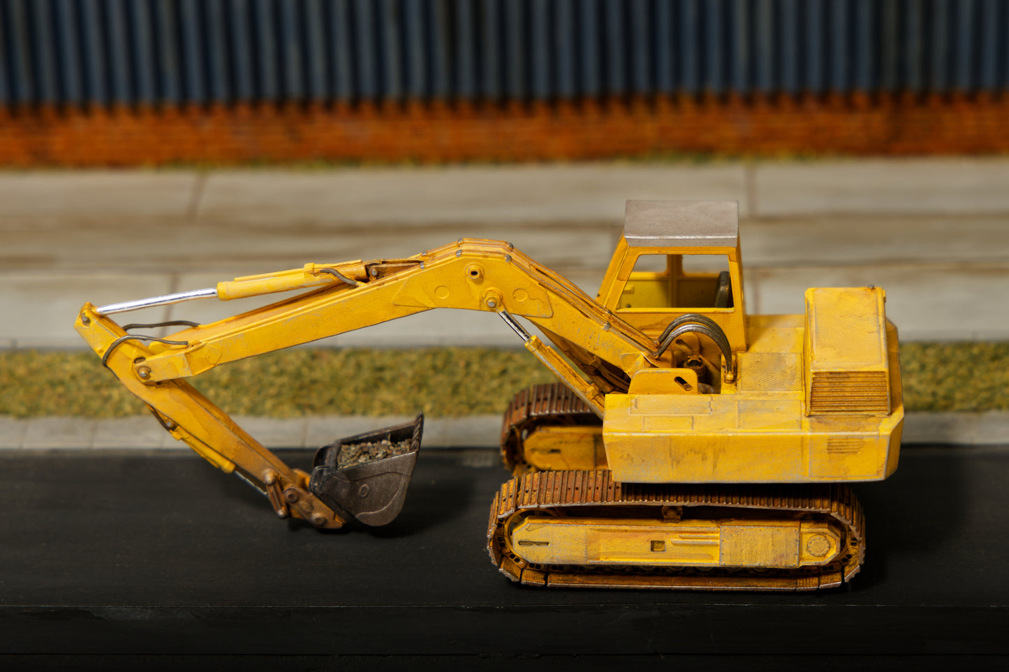 Hand Painted & Weatherd Hymac 580c- OO Gauge / 1-76 Scale