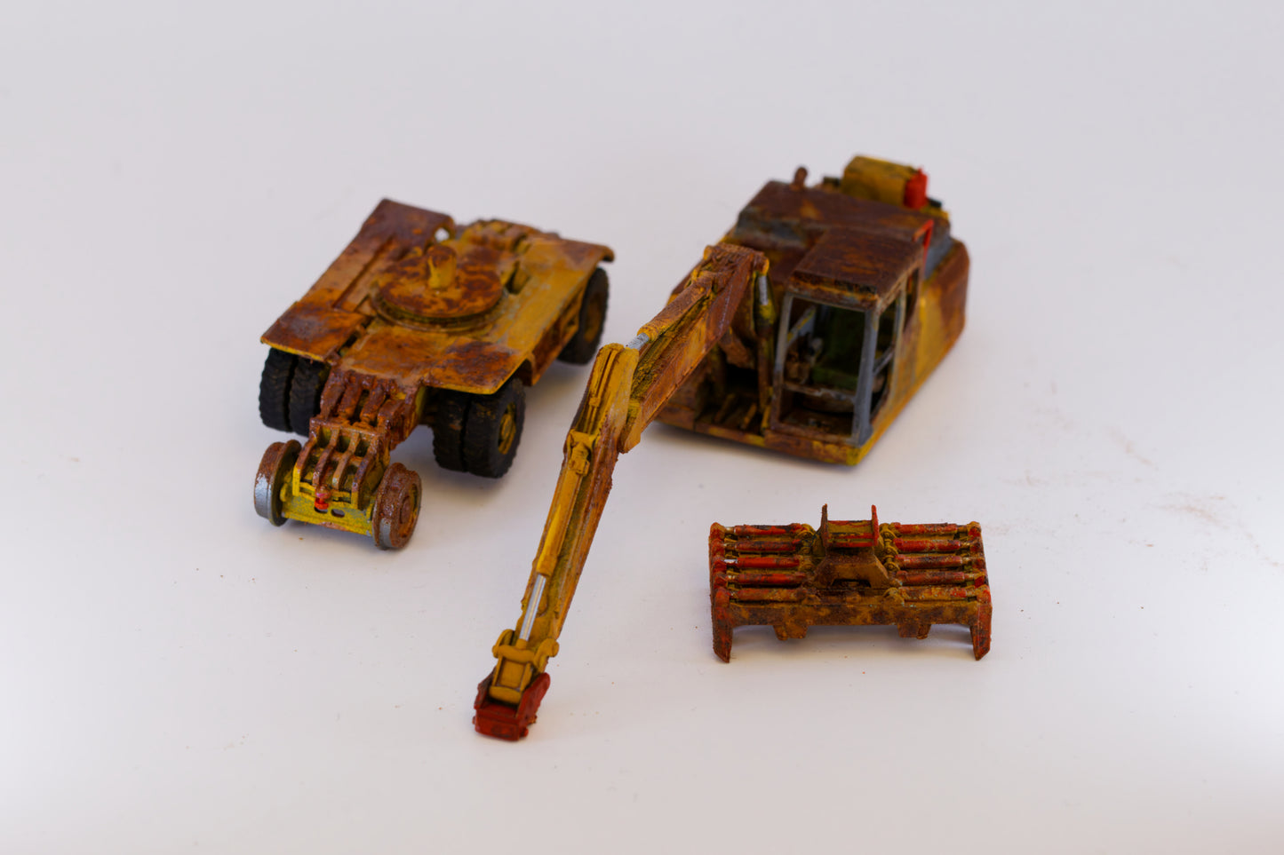 Painted RRV Excavator- Rusty Scrap Edition ... 1/76 - OO Gauge Scale (Yellow)