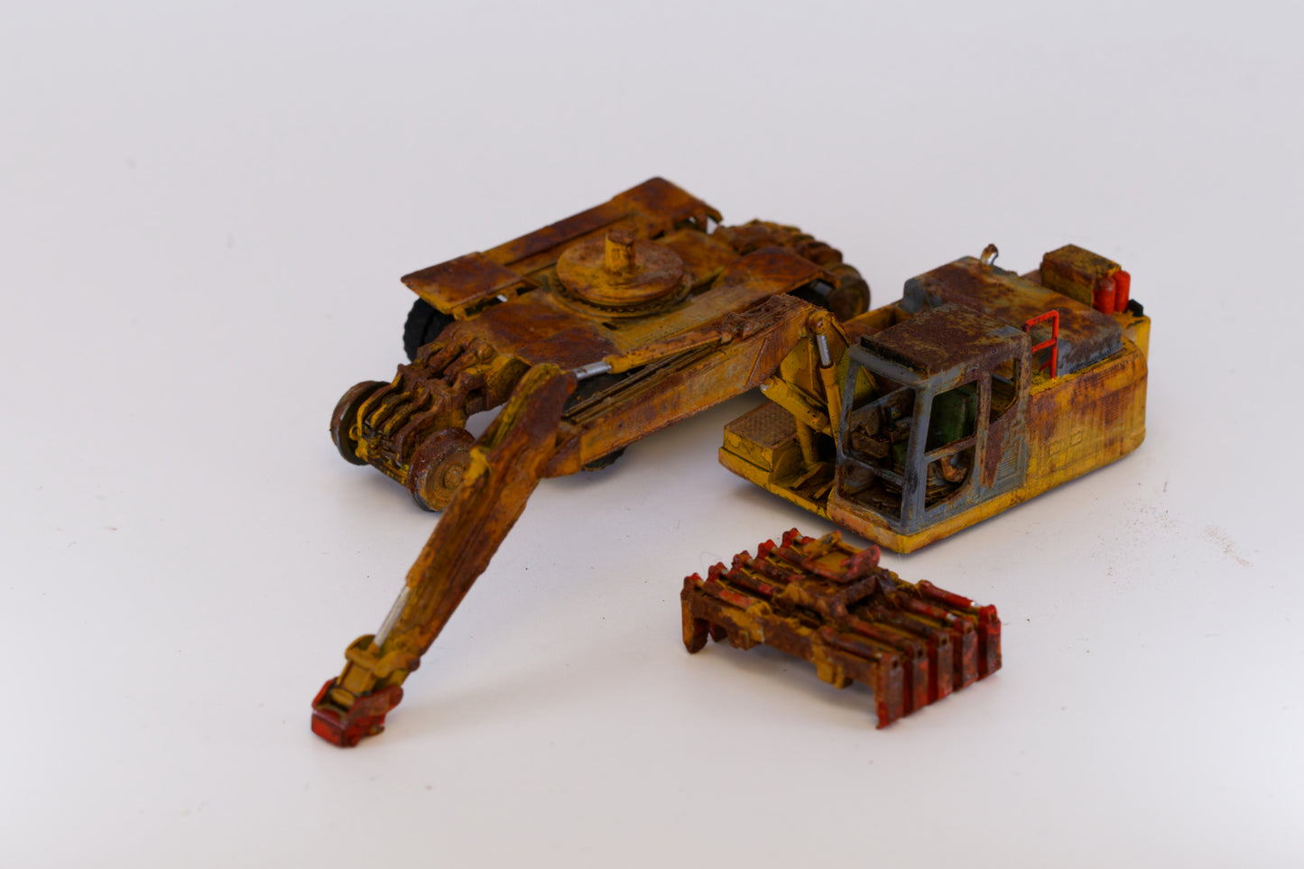 Painted RRV Excavator- Rusty Scrap Edition ... 1/76 - OO Gauge Scale (Yellow)