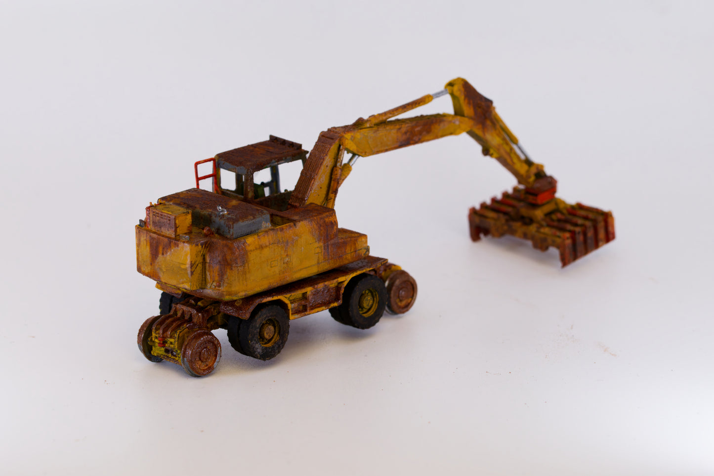 Painted RRV Excavator- Rusty Scrap Edition ... 1/76 - OO Gauge Scale (Yellow)