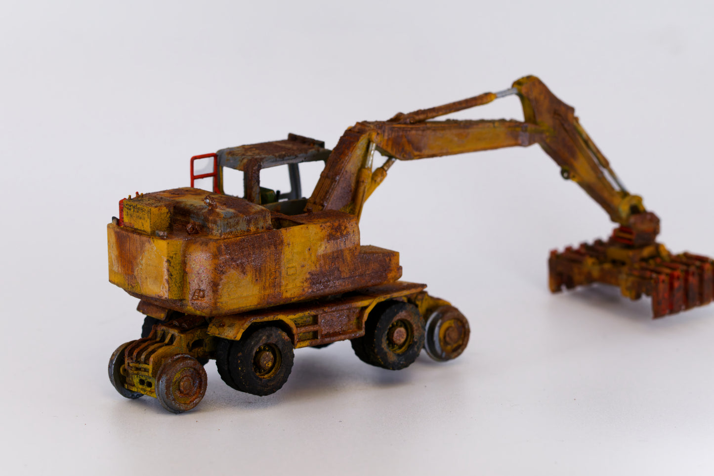 Painted RRV Excavator- Rusty Scrap Edition ... 1/76 - OO Gauge Scale (Yellow)