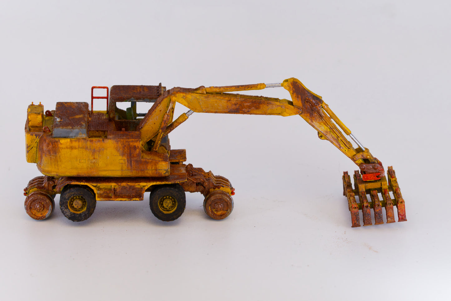 Painted RRV Excavator- Rusty Scrap Edition ... 1/76 - OO Gauge Scale (Yellow)