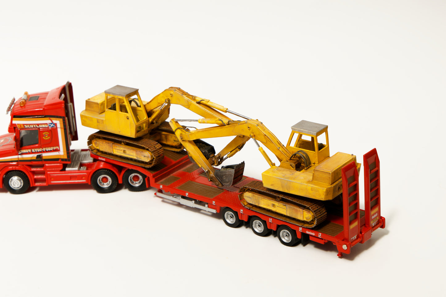 Hand Painted & Weatherd Hymac 580c- OO Gauge / 1-76 Scale