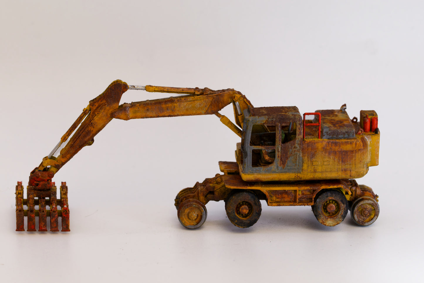 Painted RRV Excavator- Rusty Scrap Edition ... 1/76 - OO Gauge Scale (Yellow)