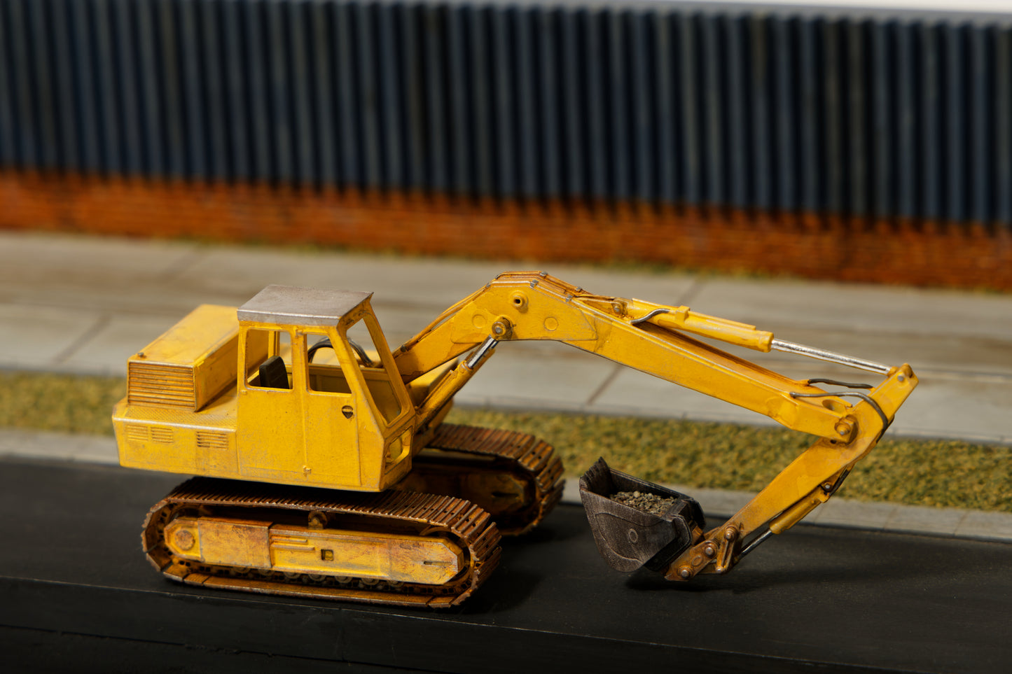 Hand Painted & Weatherd Hymac 580c- OO Gauge / 1-76 Scale