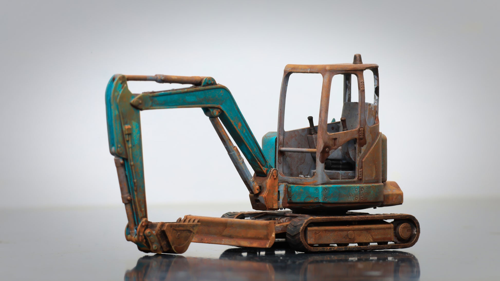 Painted Mini Excavator ... 1/50 - O Gauge Scale