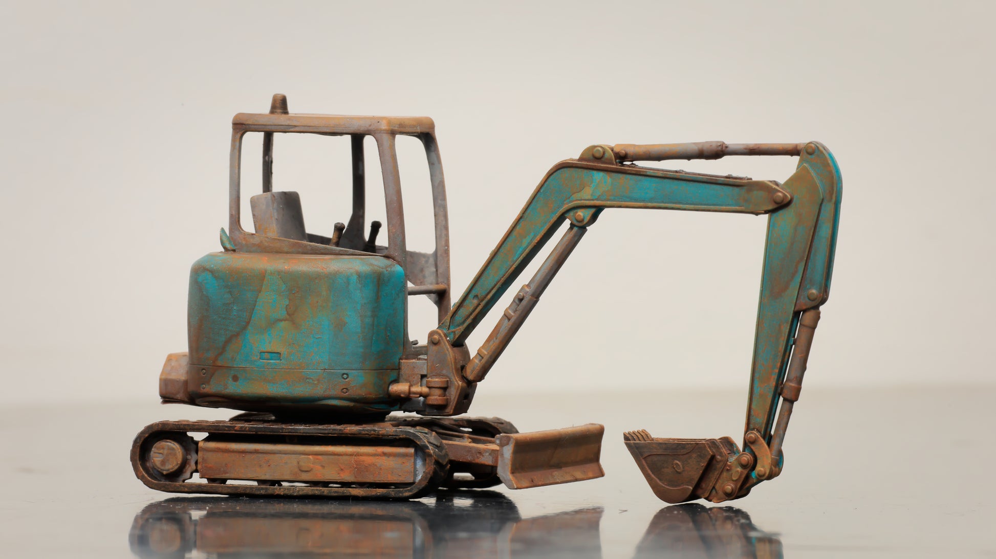 Painted Mini Excavator ... 1/50 - O Gauge Scale