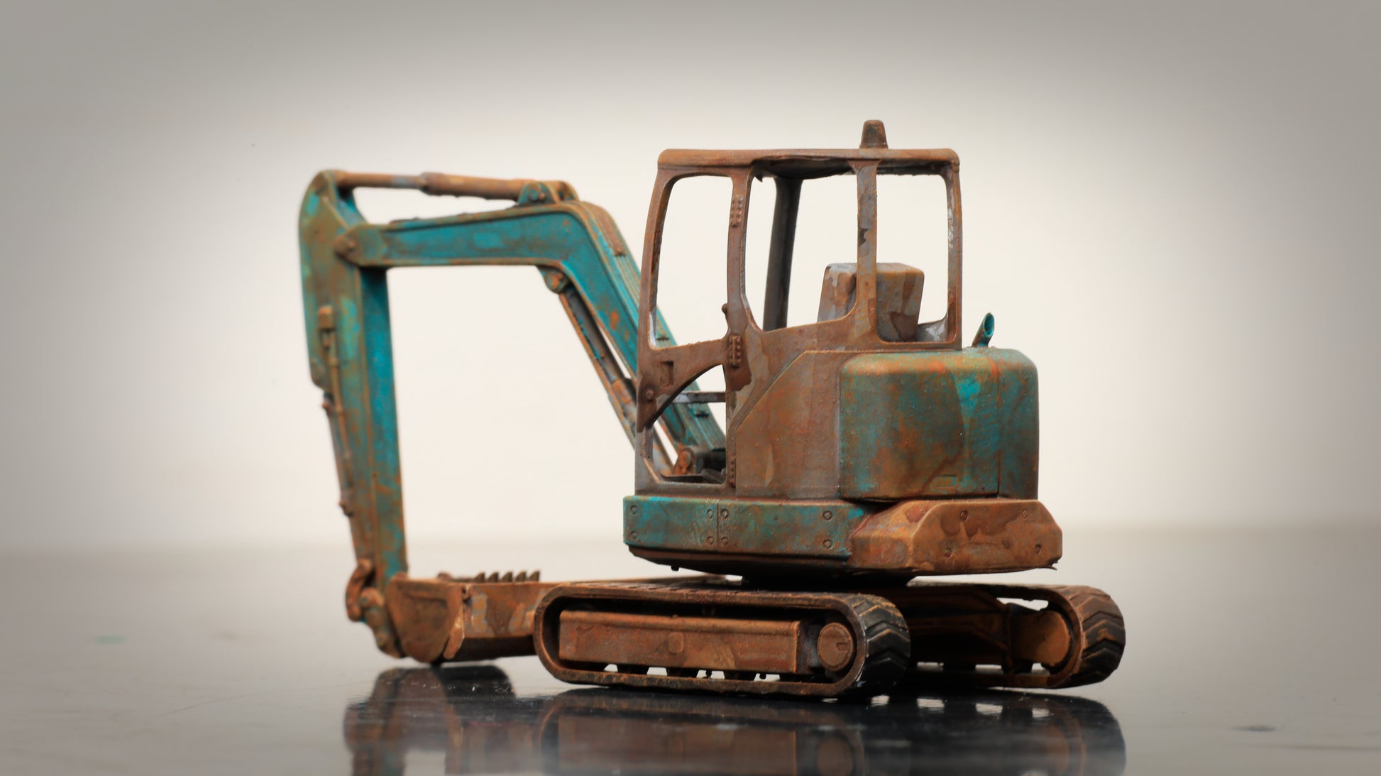 Painted Mini Excavator ... 1/50 - O Gauge Scale