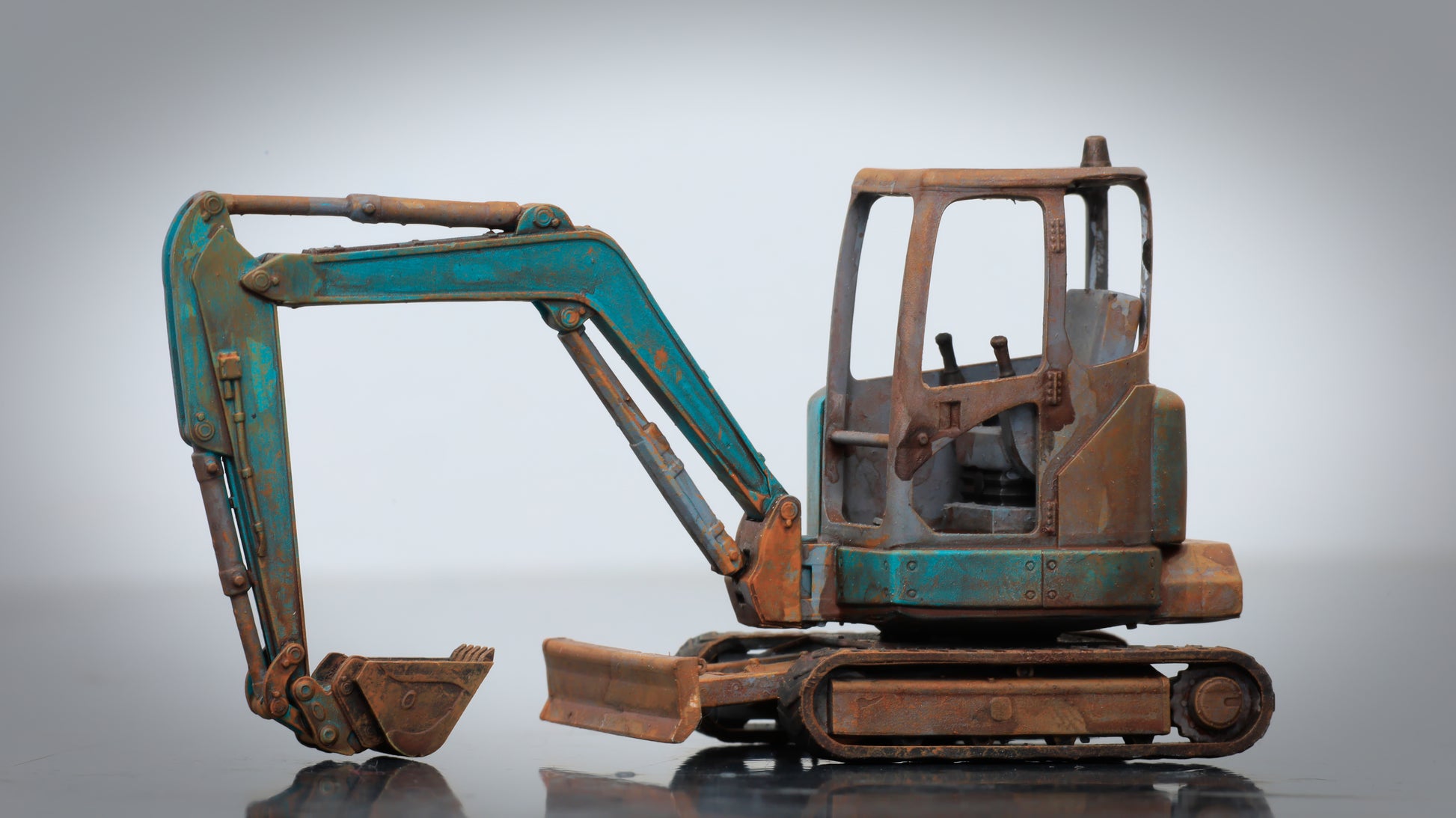 Painted Mini Excavator ... 1/50 - O Gauge Scale