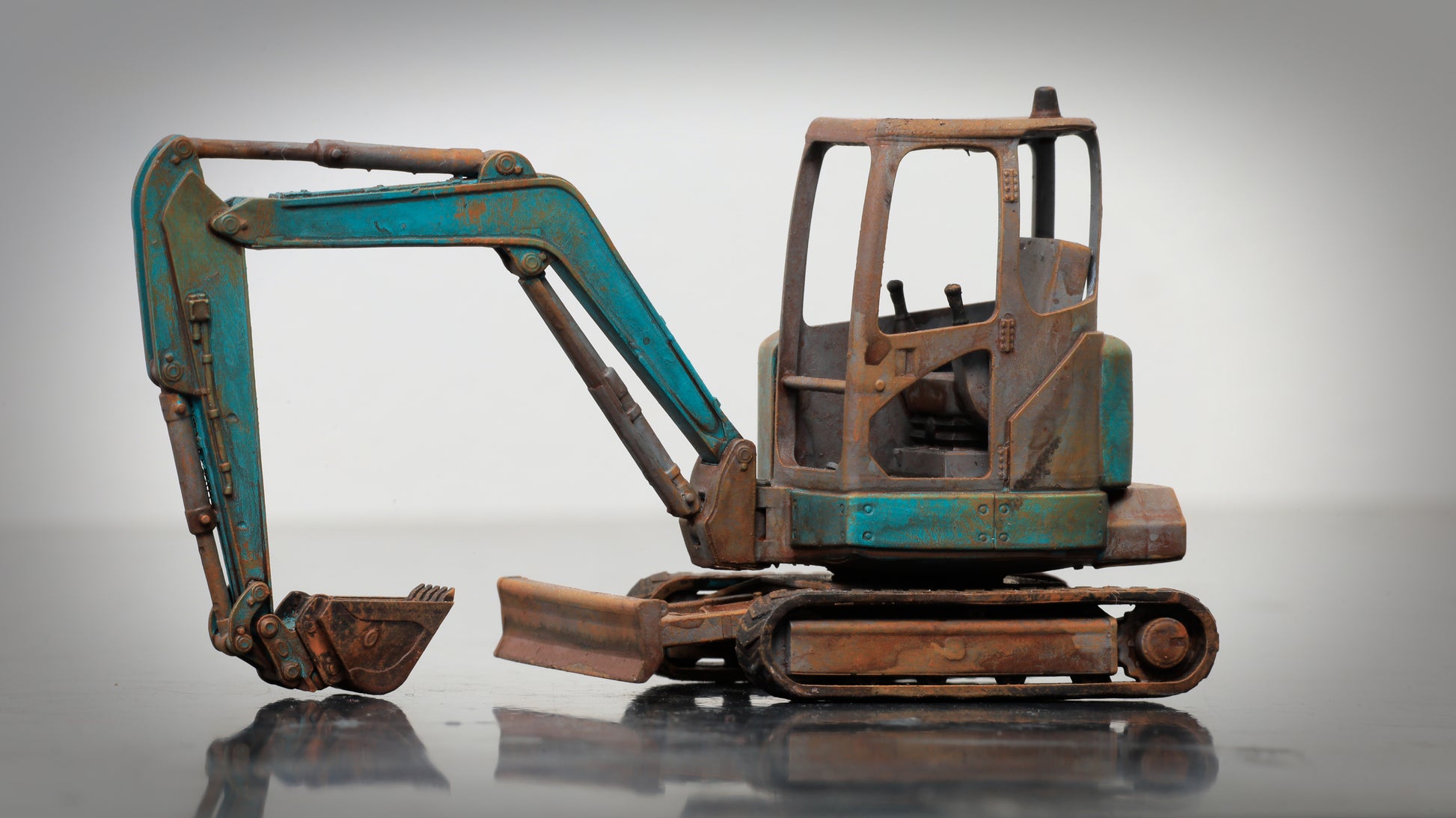 Painted Mini Excavator ... 1/50 - O Gauge Scale